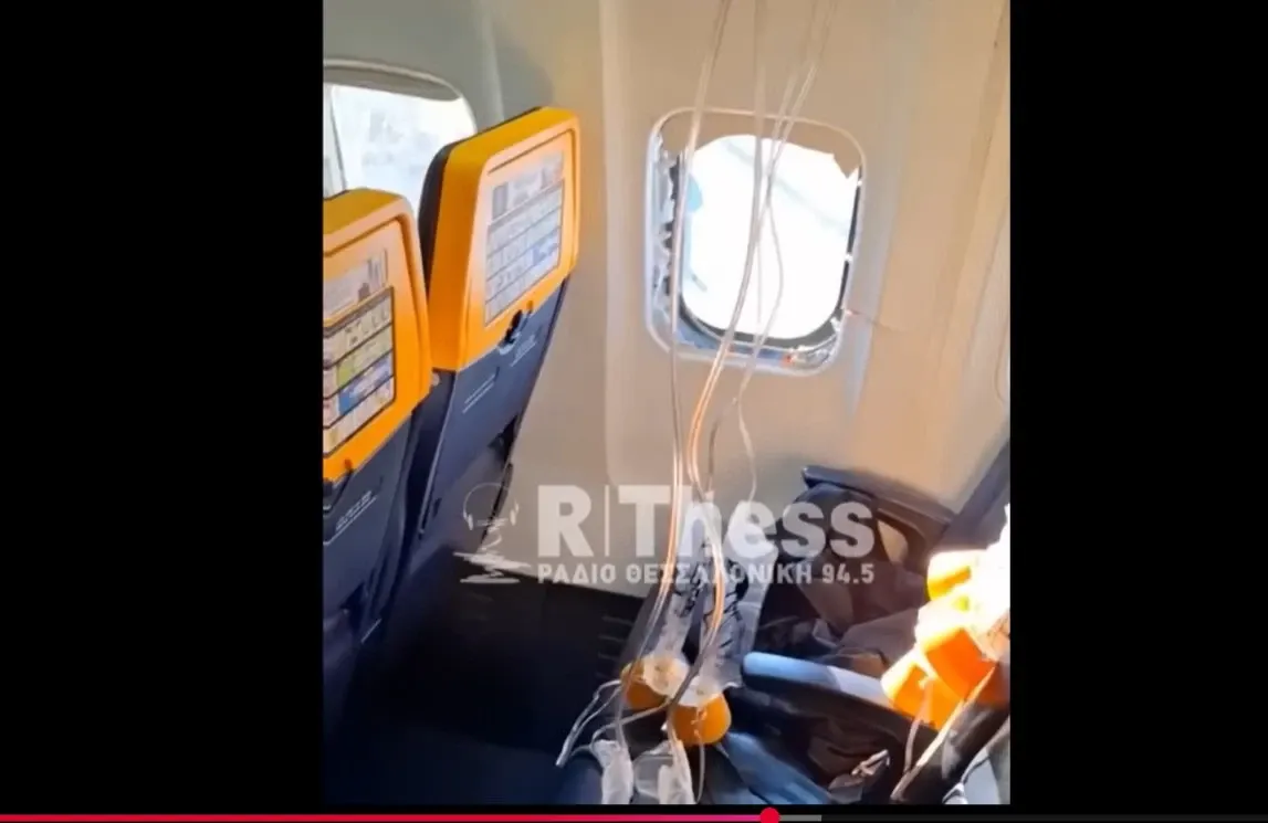Noi imagini din avionul Ryanair cu hubloul spart: Detalii din anchetă despre salvarea pasagerului parțial aspirat în exterior VIDEO