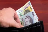 Consum în scădere pentru a treia lună la rând