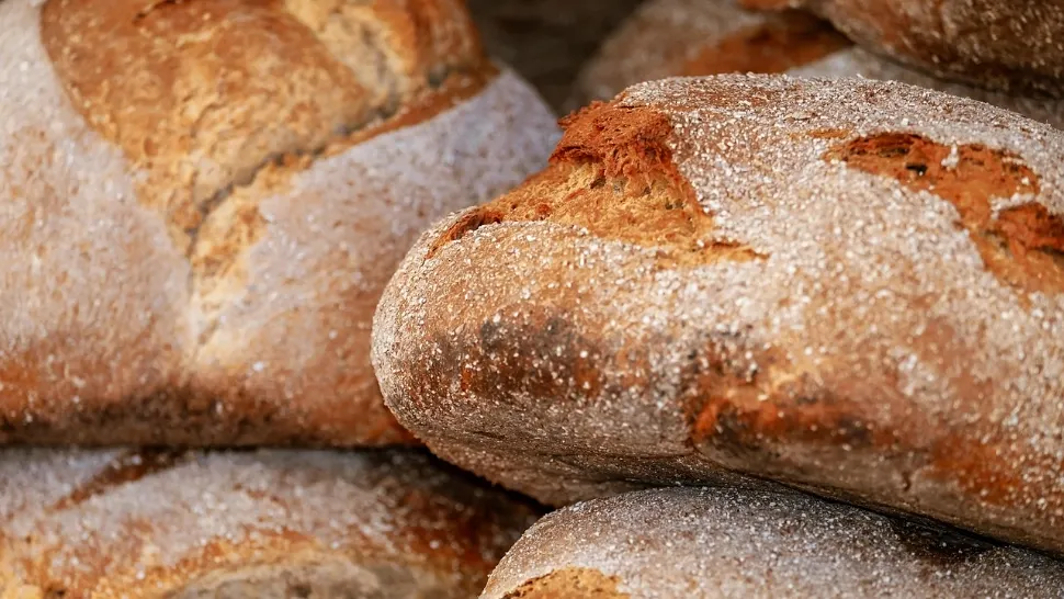 Pâinea se scumpește înainte de Paște: românii vor plăti mult mai mult pentru produsele de bază