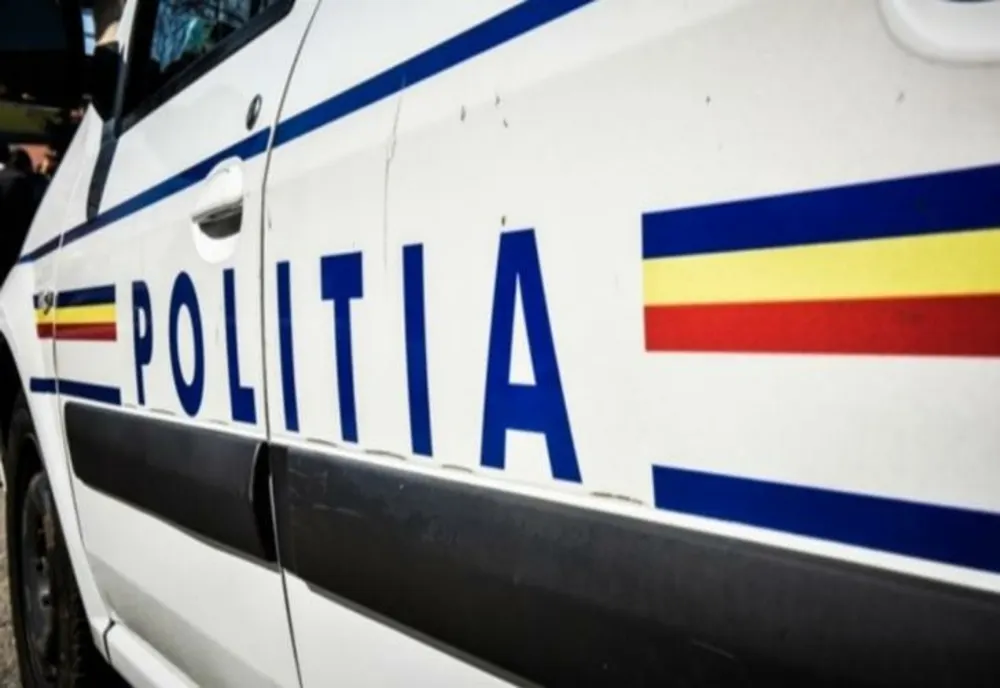Poliţiştii din Teleorman au intrat cu autospeciala într-un stâlp
