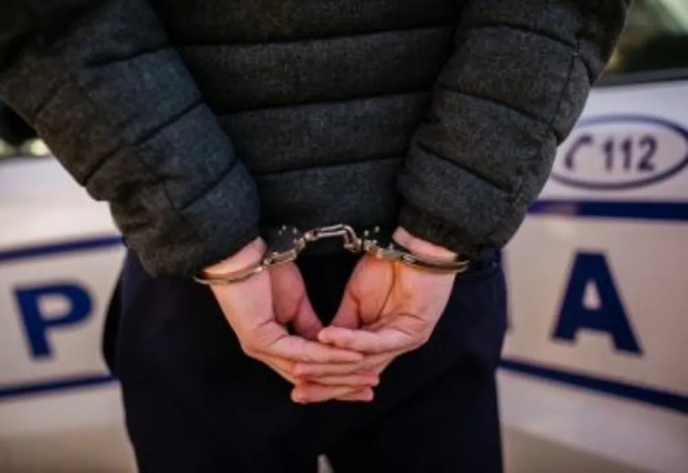 Teleorman: Un tânăr a spart o agenţie de pariuri şi a furat un seif plin cu bani