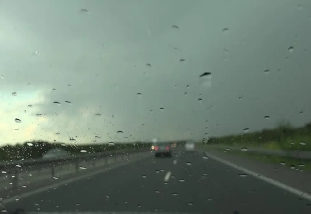Astăzi va continua să plouă. Unde se va întâmpla