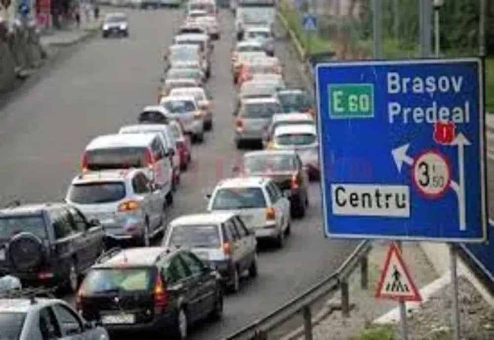AGLOMERAȚIE PE VALEA PRAHOVEI. ÎNTRE PREDEAL ȘI BUȘTENI SE CIRCULĂ ÎN COLOANĂ