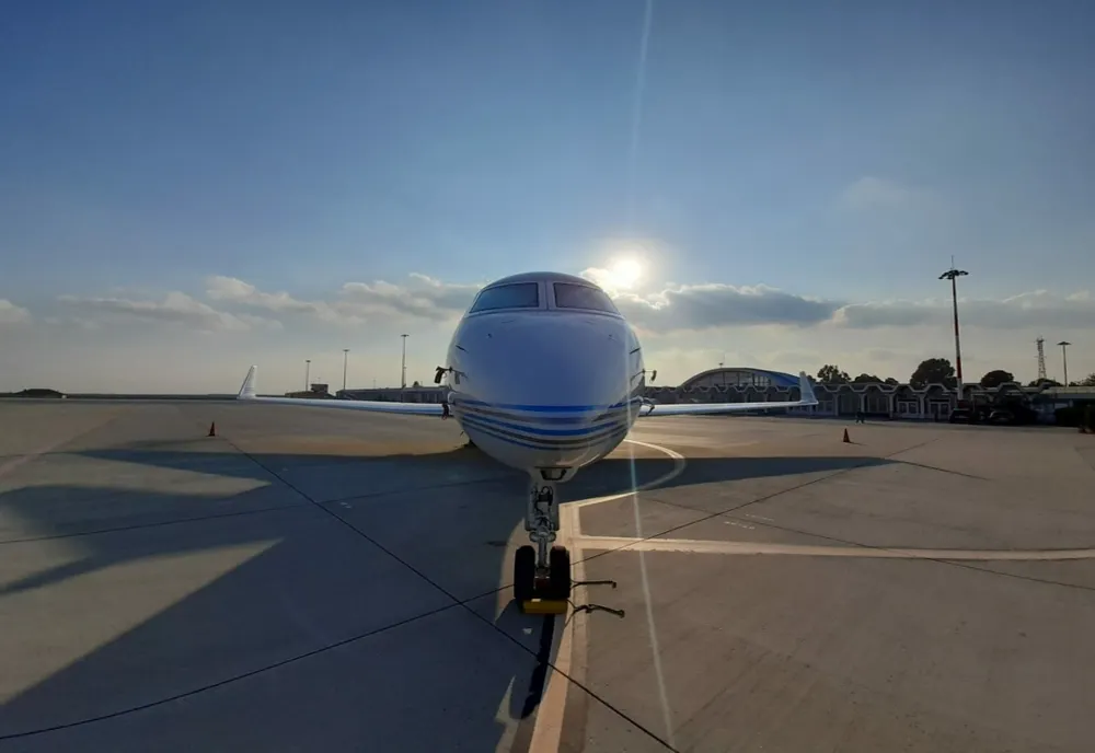 Un avion cu aproape 60 de pasageri, lovit pe Aeroportul Otopeni. Mai multe zboruri au suferit întârzieri