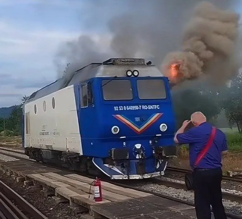Locomotivă în flăcări/ Sursa foto: Clubferoviar.ro