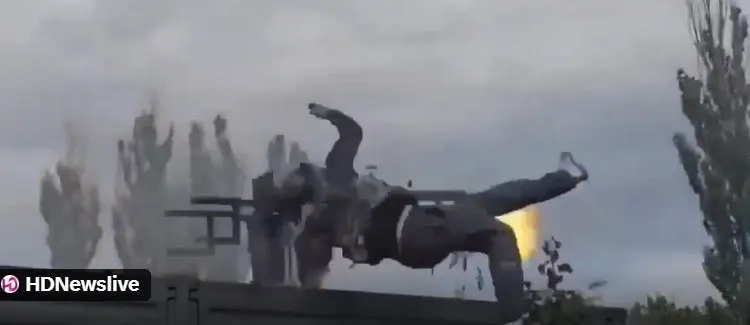 Soldat rus aruncat de reculul mitralierei. Foto/Captură video