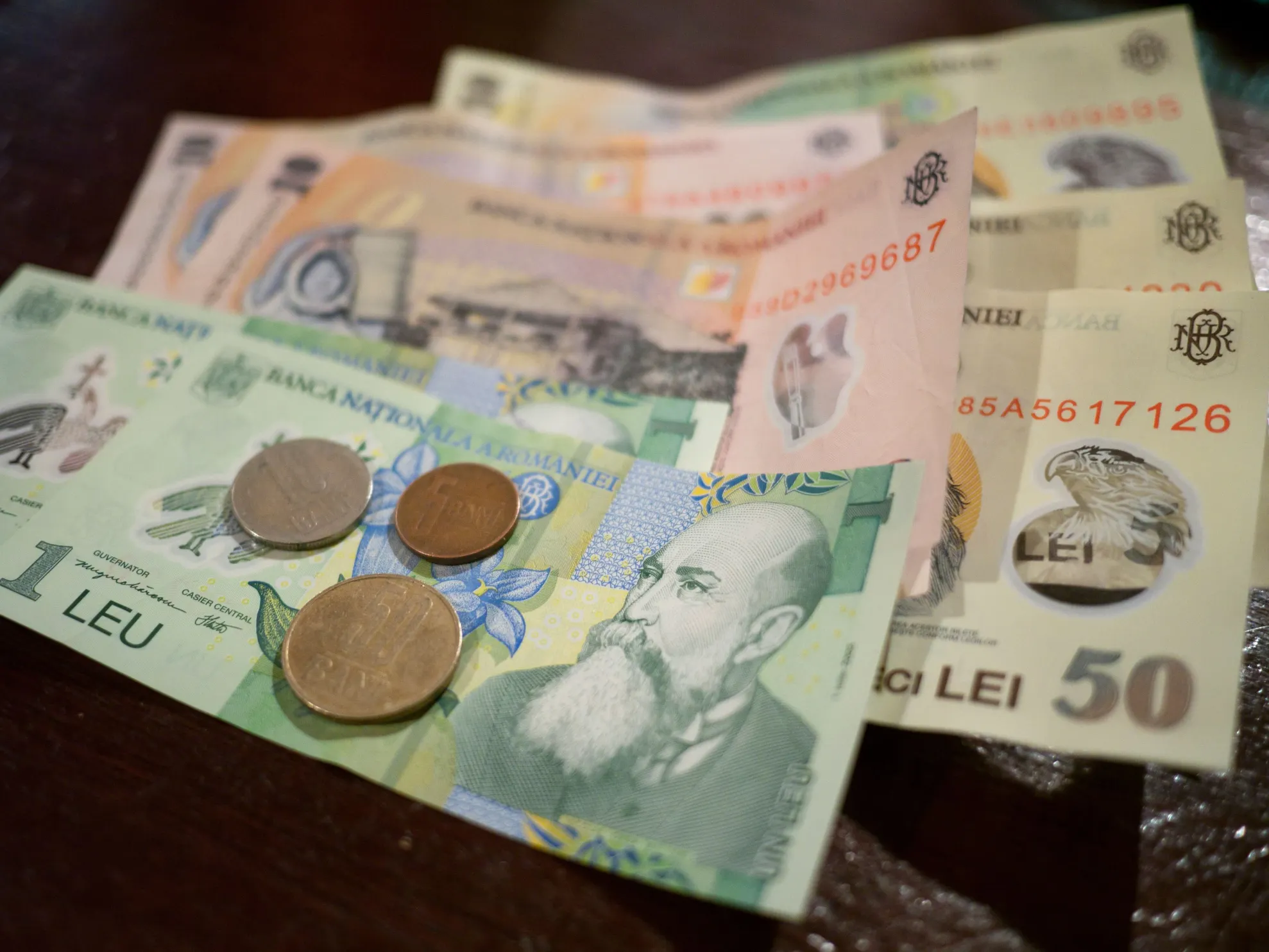 Românii spun că abia mai supraviețuiesc