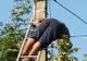 Un bărbat a murit electrocutat, în timp ce încerca să schimbe becurile din localitate
