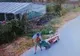 VIDEO| Incident șocant! Un bărbat a fost prins de poliție în timp ce își ducea tatăl mort la cimitir, într-un cărucior