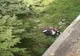 Adolescent la spital după ce s-a urcat la volanul unei maşini şi s-a răsturnat într-o râpă