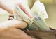 Cu cât vor crește salariile profesorilor, poliţiştilor şi cadrelor medicale de la 1 ianuarie 