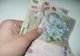 Comisia Europeană cere mărirea salariului minim, Bolojan se opune. Explicația premierului, halucinantă